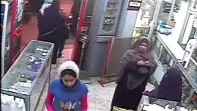 بالفيديو.. لص يسرق هاتف فتاة بإحدى الصيدليات في الشرقية