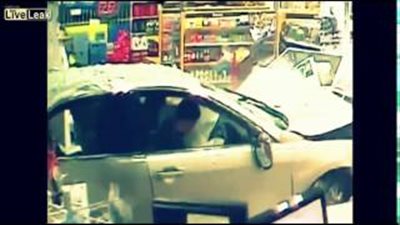 بالفيديو.. فتاة تنجو بأعجوبة بعد اقتحام سيارة طائشة لـ«ماركت»