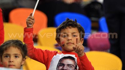 بالصور.. عائلات لاعبي منتخب «اليد» في مدرجات استاد القاهرة