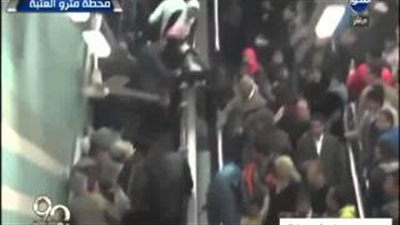 بالفيديو.. نجاة المواطنين بأعجوبة من السلم المكهرب بمترو العتبة