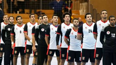 لاعبو منتخب اليد يجرون عمليات الإحماء استعدادا لمباراة الجزائر