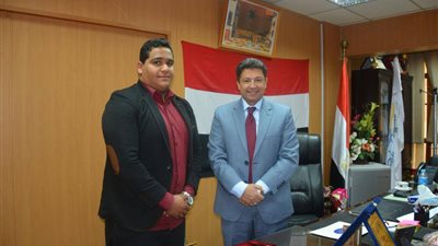 رئيس جامعة دمياط يلتقي بطل الجمهورية في رفع الأثقال