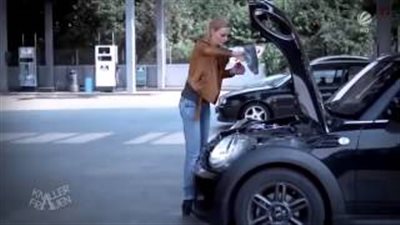 بالفيديو.. شاهد كيف تغير الفتيات زيت السيارات