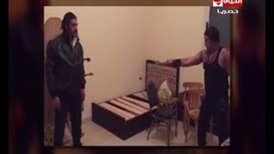 بالفيديو.. محمد لطفي يمارس لعبة الموت بـ«الخناجر»