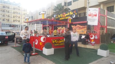 بالفيديو والصور.. شاب في أسوان يتحدى البطالة بمشروع «الزلابية والبطاطس».. استغل مبادرة «مشروعك» لتنفيذ فكرته.. «بسام» يشيد بسهولة الإجراءات.. ويناشد الشباب بعدم الاستسلام