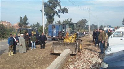 إزالة التعديات على الطريق العام بمدخل مدينة السرو بدمياط (صور)