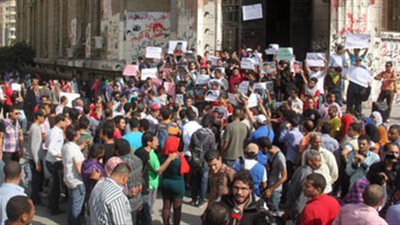 أصدقاء قتيل امبابة يتظاهرون بدار القضاء ويتقدمون ببلاغ ضد مدير أمن الجيزة