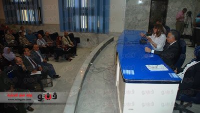 بالصور.. محافظ سوهاج يناقش قضية الزواج المبكر والإسكان