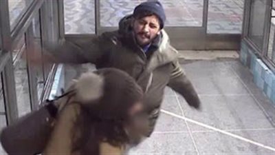 بالفيديو والصور.. بصق وصفعة على الوجه ثمن شجاعة امرأة