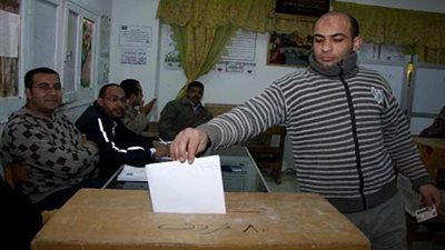 أزمة دمج اللجان لنقص عدد القضاة ..وحقوقيون: القرار يطعن فى نزاهة الاستفتاء.. ويزيد الزحام أمام اللجان.. ويمنع الناخبين