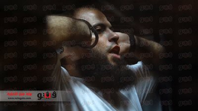 «حبارة» يقيم الصلاة داخل القفص الزجاجى في قضية «مذبحة رفح الثانية»