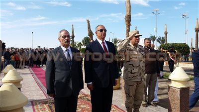 بالصور.. محافظ البحر الأحمر يضع الزهور على النصب التذكاري للشهداء