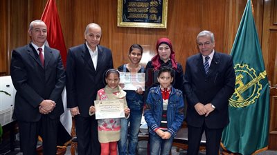 تكريم طالبتين لفوزهما ببطولة ألعاب القوى بدوري المدارس بالقليوبية