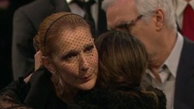 بالصور.. سيلين ديون تبكي أمام نعش زوجها