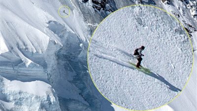 متزلج يواجه انهيارا جليديا مرعبا (صور)