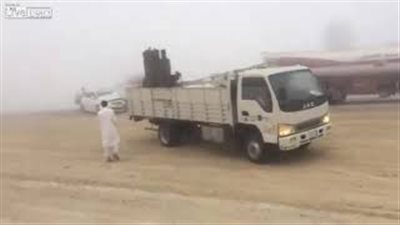 شاحنة مندفعة تصدم صفا من السيارات المتوقفة بسبب الشبورة (فيديو)