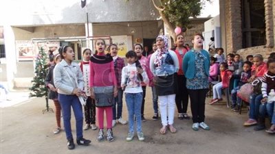تلاميذ الأقباط الكاثوليك يزينون شجرة الكريسماس (صور)