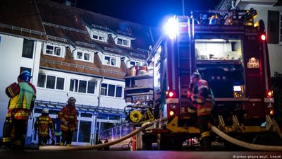 ألماني يصعد بسلم المطافئ إلى نافذة حبيبته ليطلب يدها