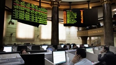تباين مؤشرات البورصة بمنتصف التعاملات