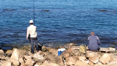 حكايات الصيادين في تحدي برودة الطقس بالشتاء