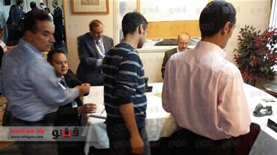 نشرة أخبار السياسة: بدء التصويت في الانتخابات الرئاسية بالخارج.. حملة صباحي ترصد انتظام سير العملية.. ومؤيدو السيسي: إقبال تاريخي على التصويت لمرشحنا.. إشادة بموقف الإيباراشيات القبطية من الانتخابات