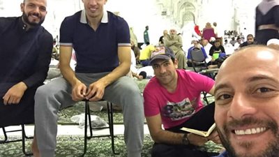 «شيتوس» يلتقط سيلفي مع نجوم الإنتاج في العمرة