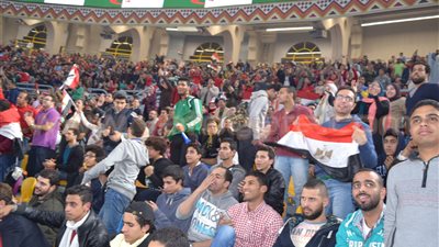 لاعبو منتخب «اليد» يوزعون تيشرتات على الجمهور بالمدرجات