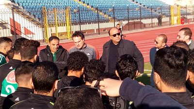مصيلحى يؤازر لاعبي الاتحاد السكندري قبل مواجهة المقاصة (صور)