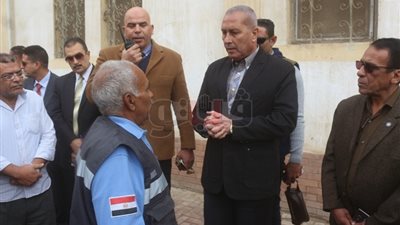 محافظ السويس يكافئ سائقا ومسعفا بمرتب شهر للاستجابة للبلاغ