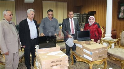 «تيتان» تتبرع بـ 35 لاب توب للطلبة المكفوفين بجامعة بني سويف