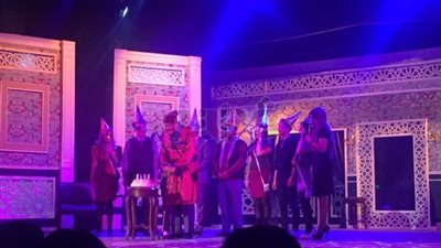 المتحدث العسكري السابق يحضر مسرحية زوجته «فرصة سعيدة» (صور)