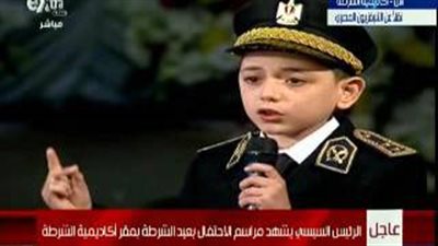 بالفيديو.. السيسي يبكي تأثرًا بقصيدة الشهيد في أكاديمية الشرطة