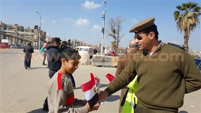بالصور.. أمن القليوبية يوزع الورود والأعلام على المواطنين