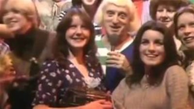 بالفيديو.. مذيع «BBC» يتحرش بسيدة على الهواء