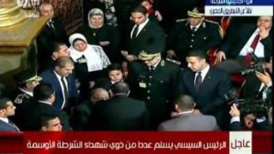بالفيديو.. السيسي ينزل من المسرح لتسليم والد شهيد وسام الجمهورية