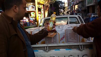 ضبط 750 لتر زيت طعام ناقص الوزن أثناء تعبئتها في الإسماعيلية (صور)