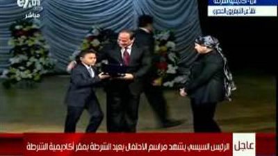 بالفيديو.. «السيسي» يحتضن نجل اللواء كمال خالد ويسلمه وسام الجمهورية