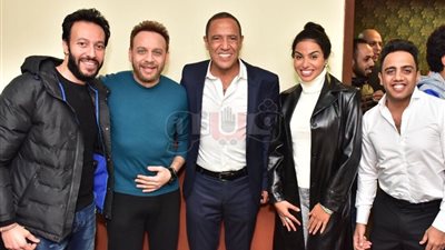 مصطفى قمر يحضر عرض مسرحية «كلام كبار» لفرقة مسرح مصر (صور)