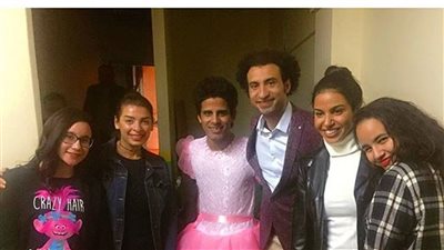 حمدي الميرغني «أنثى» في كواليس العرض الجديد لمسرح مصر (صور)