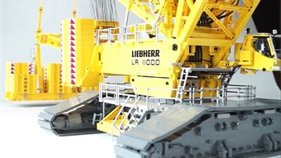 رجل يشيد رافعة كاملة من مكعبات الليجو (فيديو وصور)