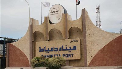 ميناء دمياط يستقبل 7 سفن