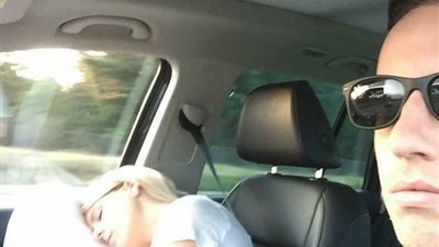 رجل يصور زوجته في رحلاتهما معا والنتيجة طريفة للغاية (صور)