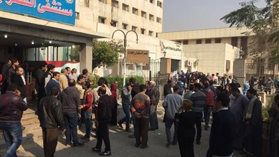 تزاحم المواطنين على مستشفى النصر للتبرع بالدم لمصابي كنيسة مارمينا