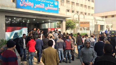 نوبات صراخ وبكاء أهالي مصابي كنيسة مارمينا أمام مستشفى النصر