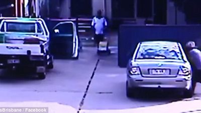 لحظة محاولة رجل خطف طفلة من سيارة (فيديو وصور)