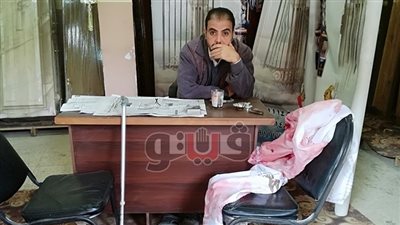 عكاز وشبشب.. آخر ما تبقى من مقتنيات«عم وديع» بائع توابيت الموتى أمام كنيسة حلوان