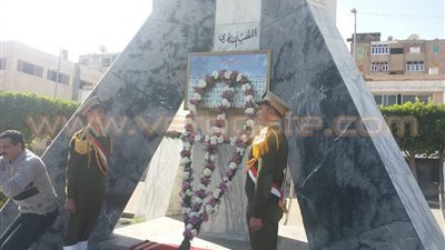 بالصور.. محافظ البحيرة يضع إكليل الزهور على النصب التذكاري