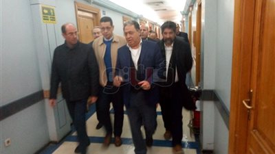 وزير الصحة يجري عملية لإصلاح خلع بكتف مصاب بحادث كنيسة حلوان