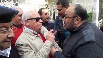 محافظ بورسعيد يلتقي المواطنين عقب صلاة الجمعة لمناقشة مشاكلهم (صور)