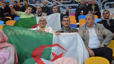 بالصور.. الجماهير الجزائرية تؤازر منتخبها أمام المغرب في بطولة اليد